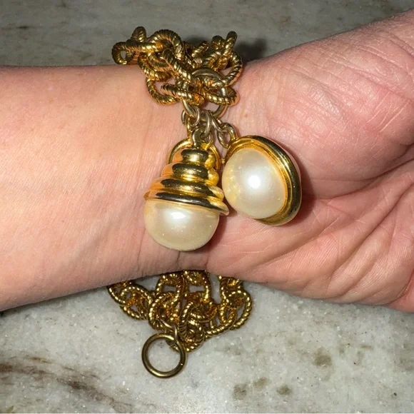Vintage Chunky Gold Tone Faux Pearl Charm Dangle bracelet - Picture 11 of 12